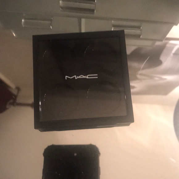 MAC eye shadow palette NEVER USED - Picture 3 of 6